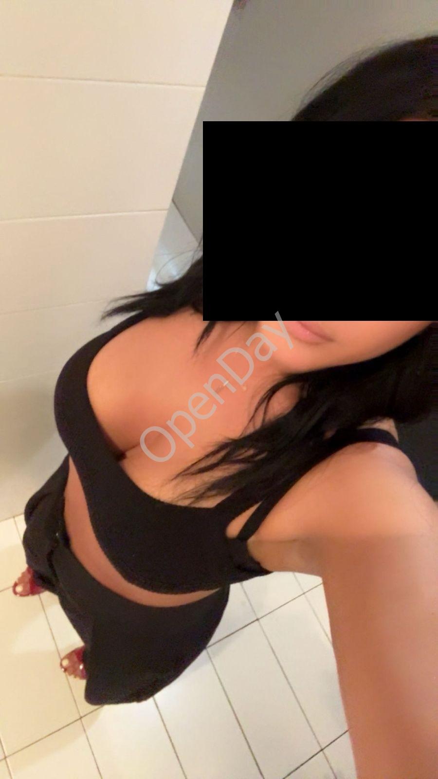 Η Vanessa και οι φίλες της για Μασάζ στην Αθήνα